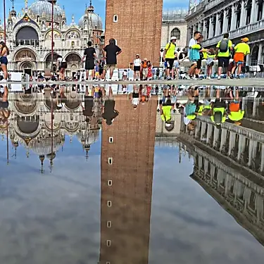 Οι Βενετοί παρακαλούν «παρακαλώ μην έρθετε» καθώς οι τουρίστες μπλοκάρουν την πόλη