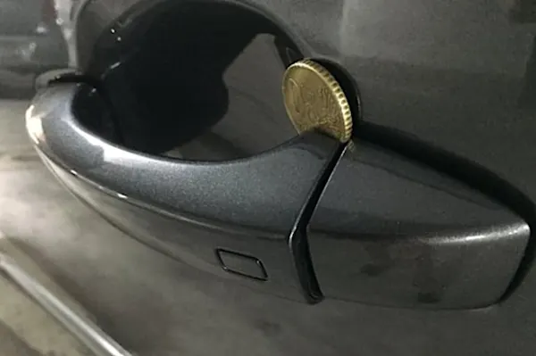 [Fotos] Si ve una moneda en la manija de la puerta de su auto, aléjese