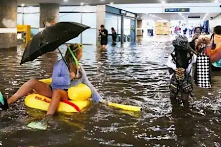 Βροχή πλημμύρες σουηδικό σιδηροδρομικό σταθμό?  οι μετακινούμενοι μετατρέπονται σε πισίνα