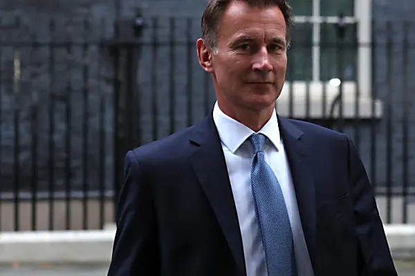 Ο νέος υπουργός Οικονομικών του Ηνωμένου Βασιλείου καταργεί περισσότερες φορολογικές περικοπές σε περαιτέρω στροφή της κυβέρνησης