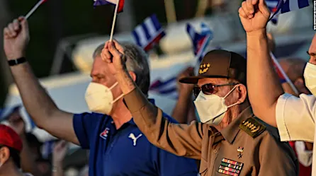 Raúl Castro y Miguel Díaz-Canel lideran manifestación en Cuba