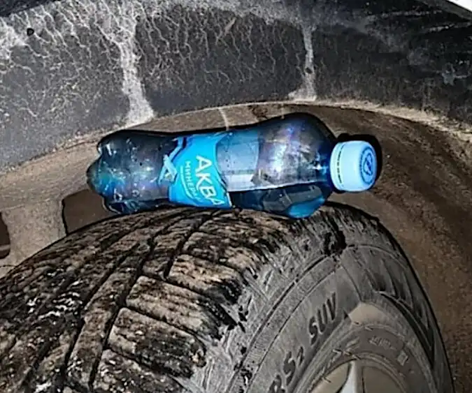 [Gallery] Always Put a Plastic Bottle on Your Tires when Parked, Here's Why