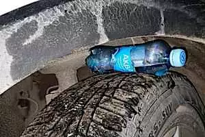 [Gallery] Always Put a Plastic Bottle on Your Tires when Parked, Here's Why