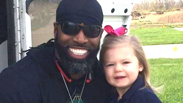 [Pics] Girl Gives Garbage Man Cupcake Every Week Until Dad Follows Him And Finds Out Why