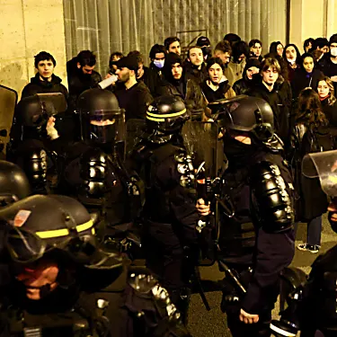 Εκατοντάδες συνελήφθησαν καθώς οι γαλλικές διαδηλώσεις συνεχίζονται μετά την επιβίωσή της από την κυβέρνηση της ψηφοφορίας μη εμπιστοσύνης