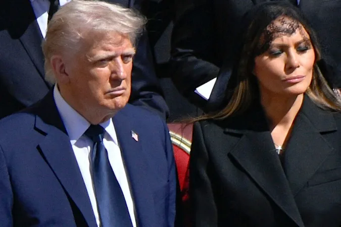 "Toujours qu’il se fasse remarquer" : Donald Trump critiqué pour sa tenue aux funérailles du Pape