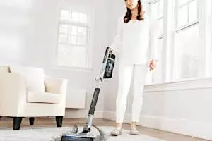Le Shark IZ380EU : l’aspirateur balai sans fil multi-surfaces parfait pour nettoyer efficacement et facilement votre maison