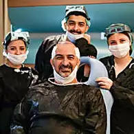 Ο γιατρός από την Τουρκία που ανέπτυξε μια καινοτόμο μέθοδο για φυσικά και πυκνά μαλλιά