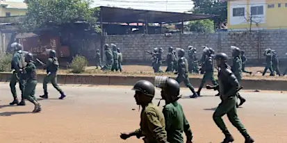 Guinée: la vidéo d'une femme utilisée comme bouclier par des policiers indigne