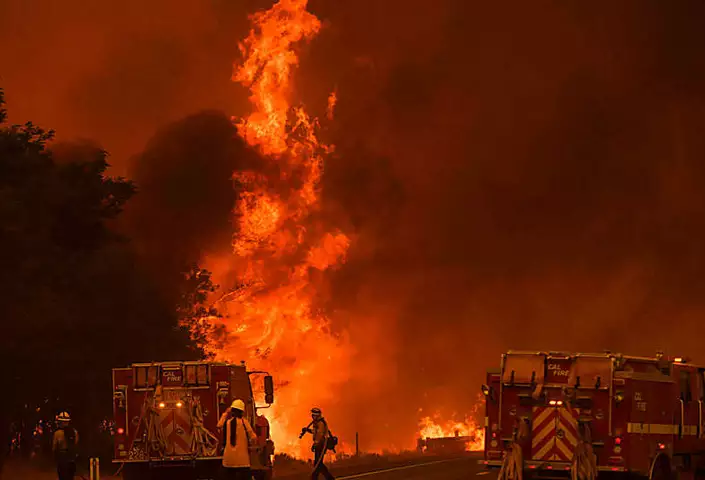 Νέα πυρκαγιά εκρήγνυται κοντά στην πρωτεύουσα της πολιτείας της Καλιφόρνια