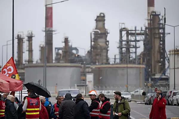 Η Γαλλία διατάζει περισσότερο προσωπικό στις αποθήκες καυσίμων να επιστρέψει στη δουλειά, καθώς πλησιάζουν πανεθνικές απεργίες