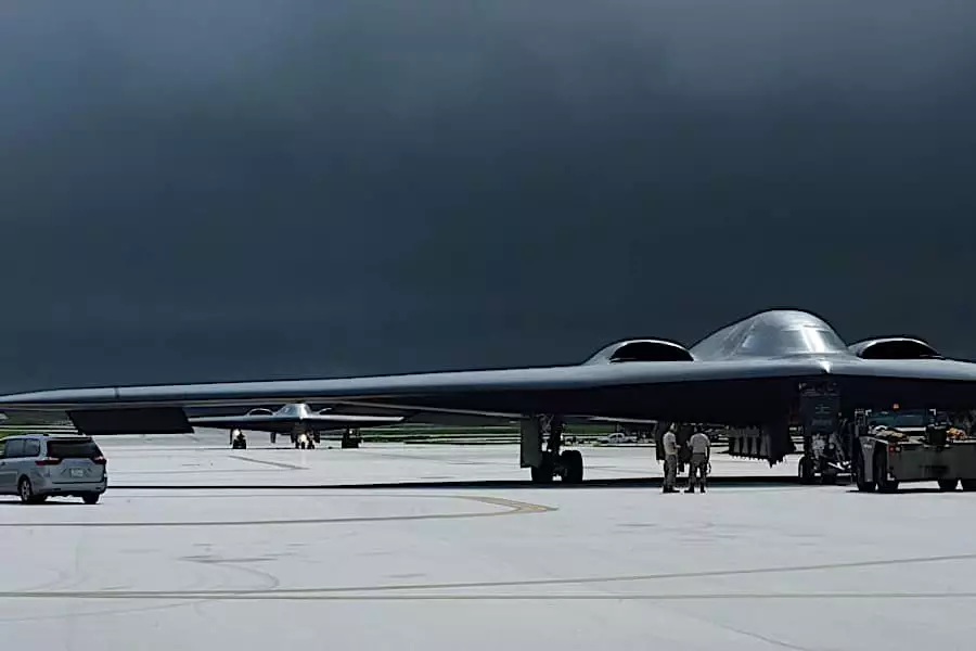 Amphétamines, sieste, toilettes : comment les pilotes du bombardier B-2 font-ils pour tenir dans des vols de plus de 30 heures ?