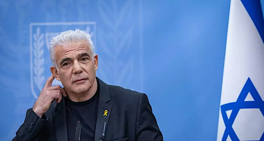 Лапид: Израиль может тайно финансировать агентства, участвующие в распределении помощи в секторе Газа