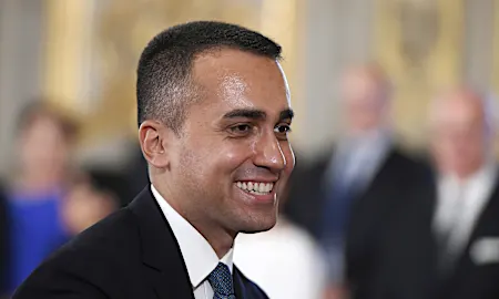 Οι διασκέψεις κορυφής στην Farnesina και λίγα ταξίδια στο εξωτερικό.  Ο Di Maio θέλει να κάνει τον Giallorossi Salvini