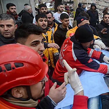 Οι υποσχέσεις για διεθνή βοήθεια πέφτουν μετά τους σεισμούς που σκοτώνουν περισσότερους από 4.000 στην Τουρκία και τη Συρία