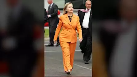 ¿Por qué Hillary Clinton usa traje pantalón?