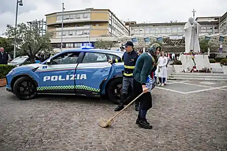 La Befana al Gemelli, l'arrivo in Lamborghini con la Polizia di Stato - Foto
