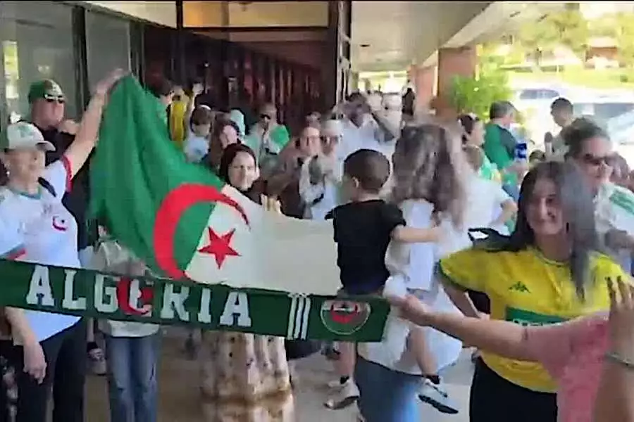 الجزائر ضد الأرجنتين: جماهير الخضر تصنع الحدث استعدادا للنزال الكروي في مونديال 2026