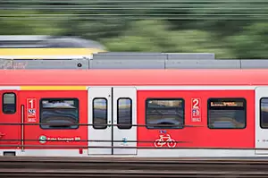 Schlägerei in der S-Bahn: zwei Frauen gegen sechs Männer