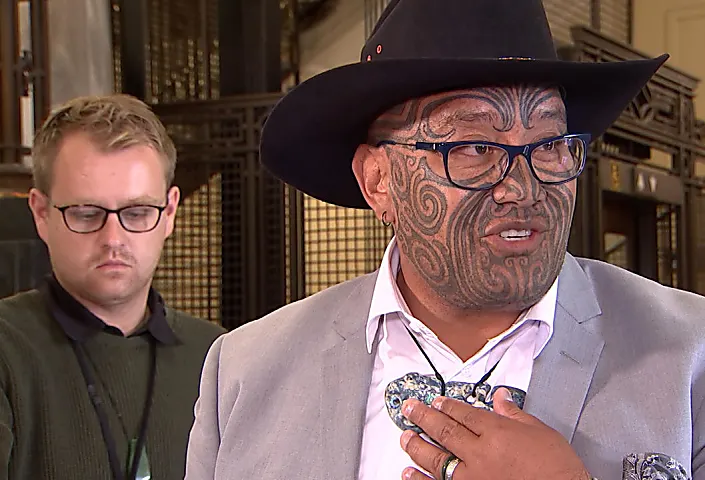 Ο βουλευτής Μαορί της Νέας Ζηλανδίας αψηφά τον δεσμό, απορρίπτοντας την «αποικιακή θηλιά»