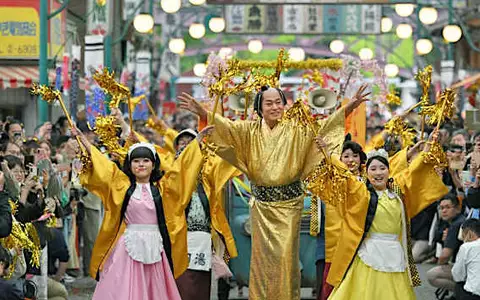 藝人鬆平健在東京遊樂園跳森巴舞慶祝昭和時代