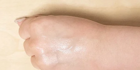 日本初!顔汗対策の制汗クリームがすごい!!美容成分配合でスキンケアもサポート 日本初!顔汗対策の制汗クリームがすごい!!美容成分配合でスキンケアもサポート