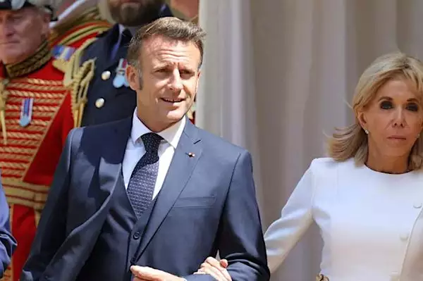 Après la gifle, une nouvelle séquence capturée en vidéo entre Emmanuel et Brigitte Macron fait polémique en pleine visite d'État au Royaume-uni