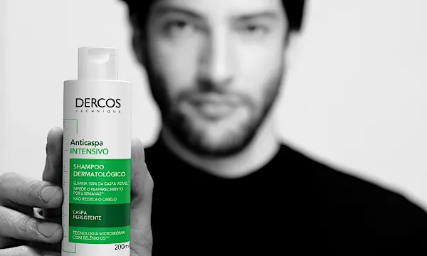 Dercos Shampoo Anticaspa Intensivo trata a real causa da caspa