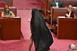 Αυστραλία: Ακροδεξιά βουλευτής εισέβαλε με μπούρκα στη Γερουσία
