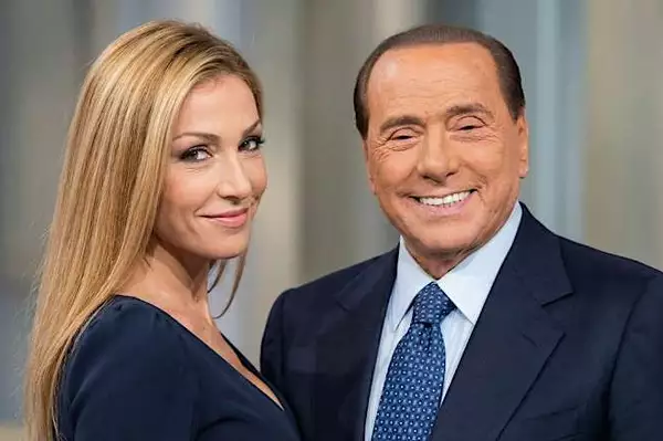 Francesca Senette svela un retroscena su Berlusconi: "Avevo 23 anni quando mi..."