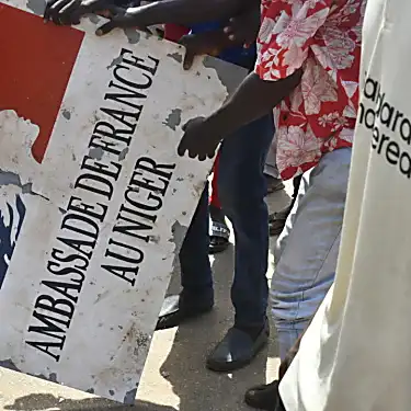 Η Γαλλία καταδικάζει τη βία στον Νίγηρα μετά τη συγκέντρωση χιλιάδων υποστηρικτών της χούντας έξω από την πρεσβεία