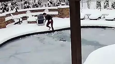 Mujer se arroja a piscina congelada para rescatar a su perro atrapado bajo una capa de hielo | Video