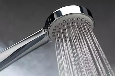 Γιατί μετά τα 65 πρέπει να κάνουμε λιγότερο συχνά ντους, σύμφωνα με τους δερματολόγους