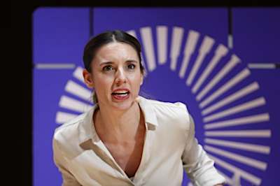 Feministas abuchean a Irene Montero y la ministra las reta: «Subid, subid, que ahí está la escalera»
