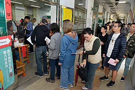 Η Ταϊβάν αναμένει τα αποτελέσματα της βασικής εκλογικής δοκιμασίας για το κυβερνών κόμμα υπέρ της ανεξαρτησίας