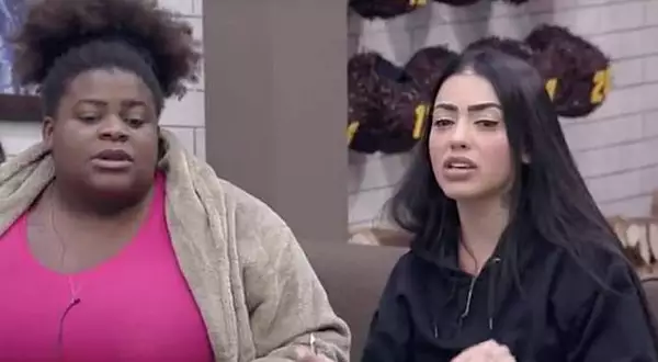 Jojo Todynho e MC Mirella brigam por causa de descarga em A Fazenda 12