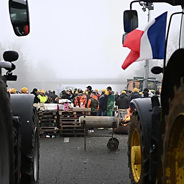 Οι Γάλλοι αγρότες δεσμεύονται να συνεχίσουν τις διαδηλώσεις παρά τις κυβερνητικές παραχωρήσεις