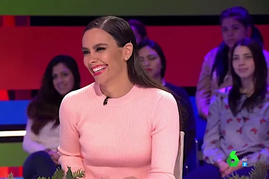 Cristina Pedroche vuelve a su sección de El Hormiguero, ¡y lo celebra abriéndose (dos veces) de piernas! Cristina Pedroche vuelve a su sección de El Hormiguero, ¡y lo celebra abriéndose (dos veces) de piernas!