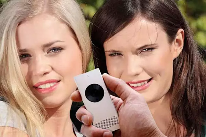 Este invento japonés con IA te deja hablar 68 idiomas al instante. ¿La idea? Genial.