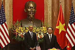 Ο Ομπάμα άφησε το εμπάργκο όπλων στο Βιετνάμ και προκαλεί την Κίνα