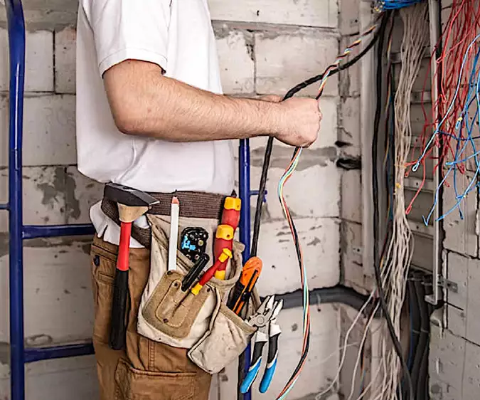 How much do electricians in the US make in 2022? See salaries