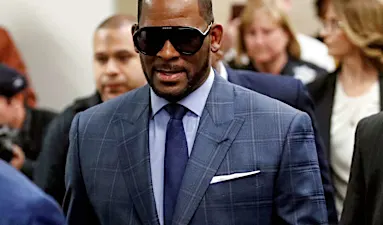 Après de nouveaux chefs d’accusation, le chanteur américain R. Kelly retourne en prison