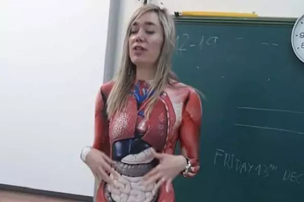 老師穿著緊身連身衣上課,然後… 老師穿著緊身連身衣上課,然後…