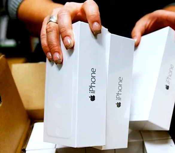 Πώς οι άνθρωποι παίρνουν το νέο iPhone 10 μόνο για 1 €