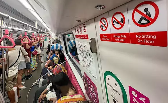 因地铁座位起争执踢六旬妇一脚 47岁女子罚款4000元 因地铁座位起争执踢六旬妇一脚 47岁女子罚款4000元