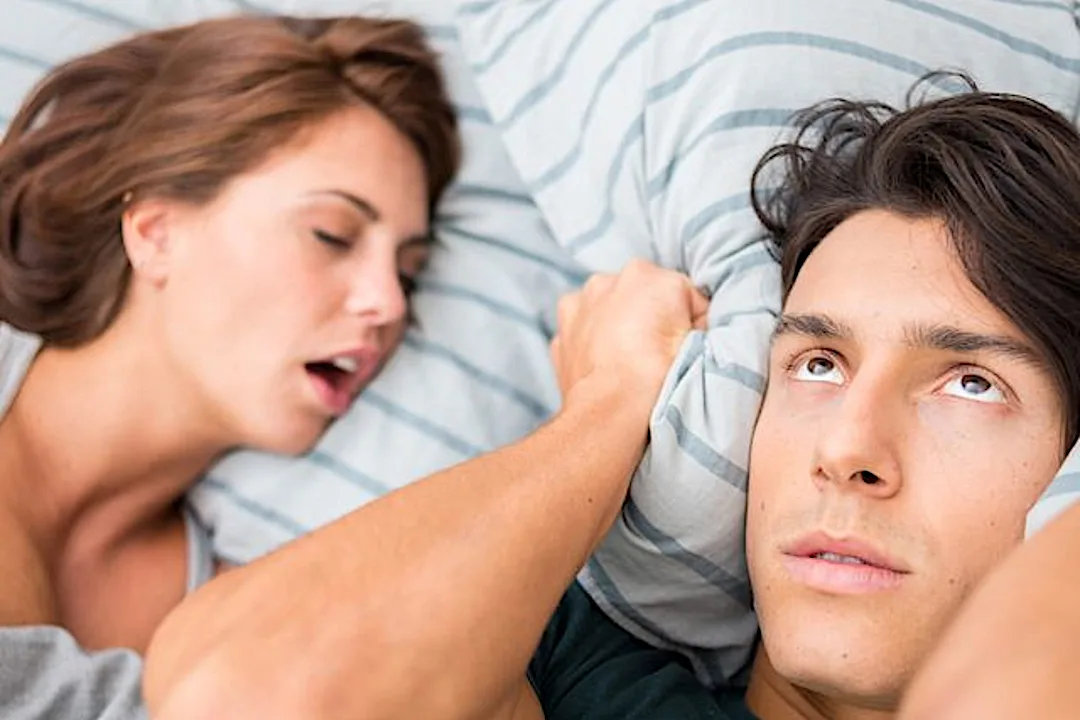 Cette astuce oubliée aide à éliminer le ronflement et apnées du sommeil