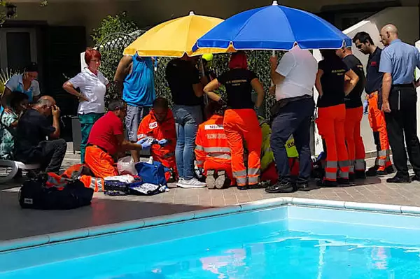 Dramma in piscina, muore annegato: il corpo trovato dalla mamma