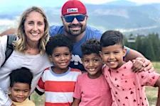 Casal americano adota 4 irmãos de Recife e isso é o que acontece 2 anos depois...