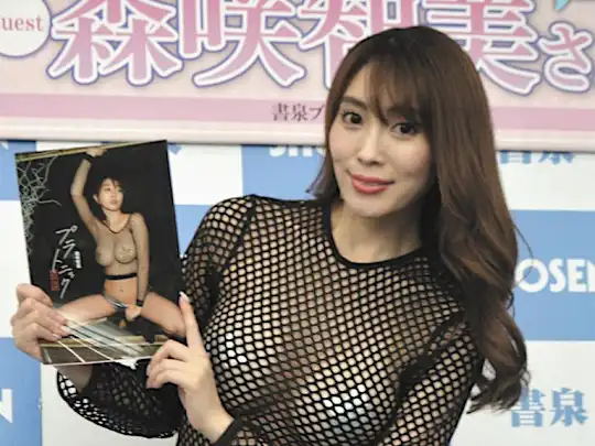 【写真】黒い網のハイレグレオタード姿の森咲智美