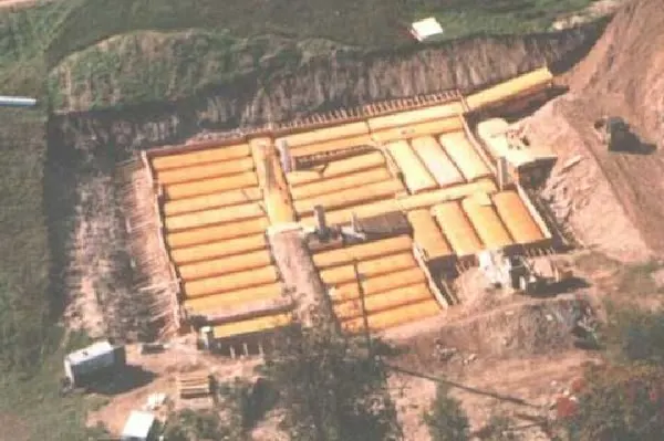 Un homme enterre 42 autobus scolaires souterrains, ce qu’il révèle à l’intérieur est incroyable